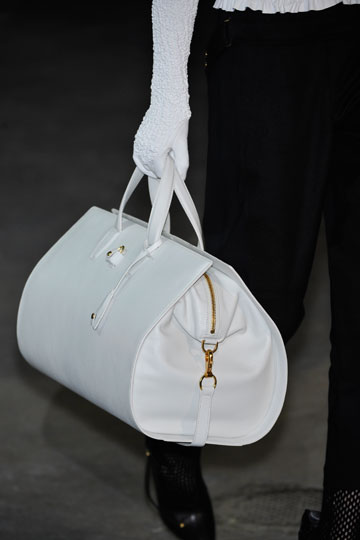 Para las mas formales este bolso en cuero blanco de Alexander Wang es la eleccion mas adecuada a la hora de estar a la moda